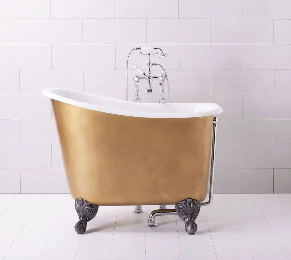 Banheira pequena e dourada com pés de ferro detalhados