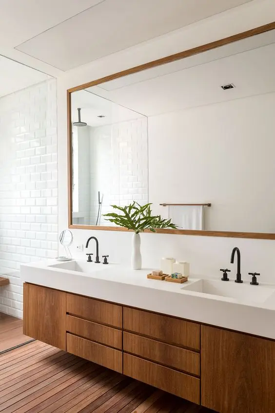Banheiro com armário de madeira com silestone branco