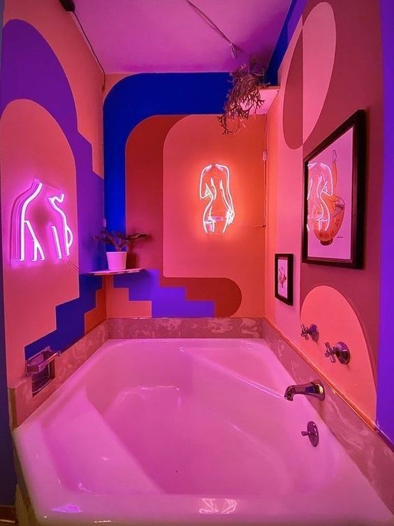 Banheiro com luz neon cor de rosa e pintura setorizada colorida