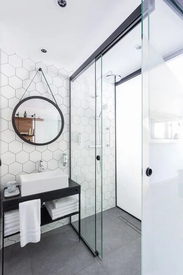 Banheiro moderno com espelho adnet e revestimento cerâmico hexagonal branco. Fonte: Futurist Archtecture