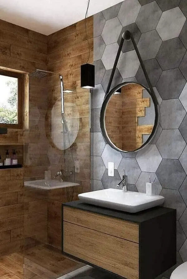 Banheiro moderno com revestimento cerâmico cinza hexagonal e elementos em madeira. Fonte: Pinterest