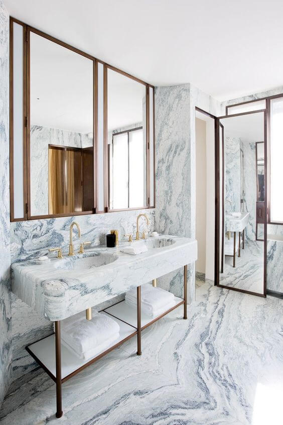 Banheiro moderno com revestimento marmorizado cinza na parede e bancada