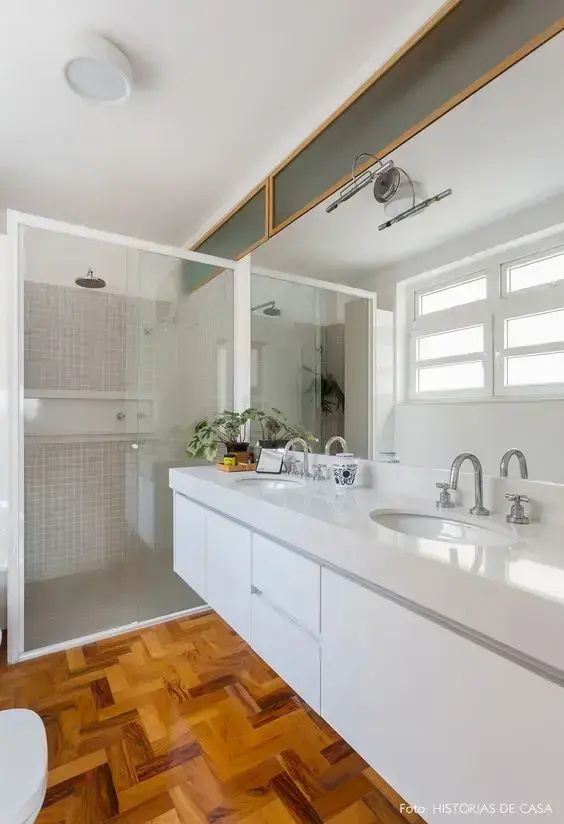 Banheiro moderno com silestone branco na pia