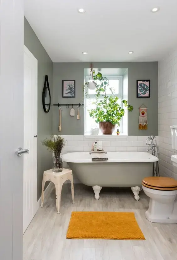 Banheiro moderno decorado com banheira de pé cinza