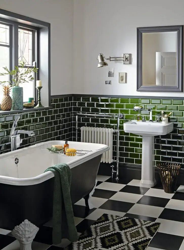 Banheiro moderno preto com banheira de pé