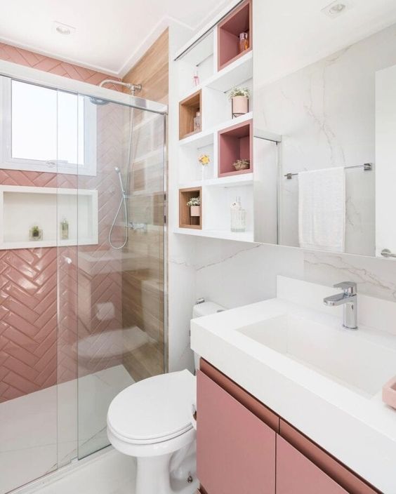 Banheiro rosa com nicho de embutir branco