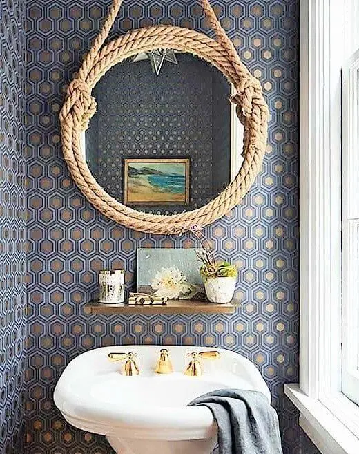 Banheiro rústico decorado com moldura redonda