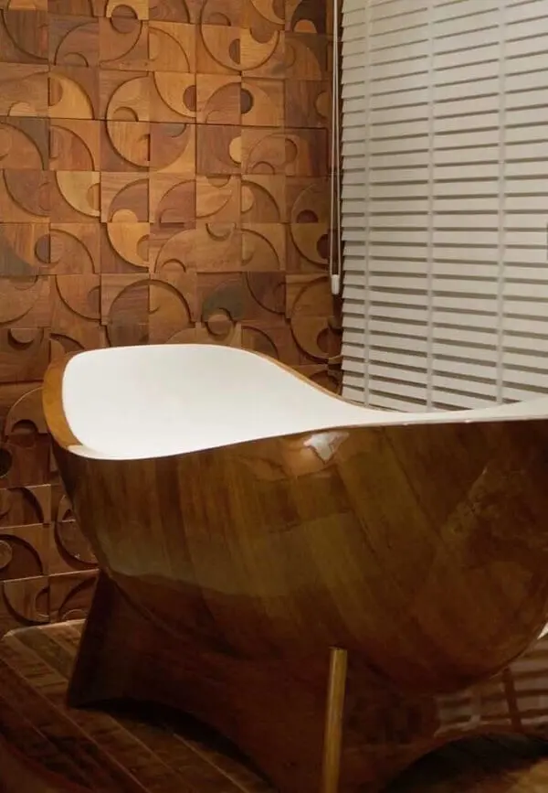 Banheiro sofisticado com revestimento cerâmico madeira. Fonte: Pinterest