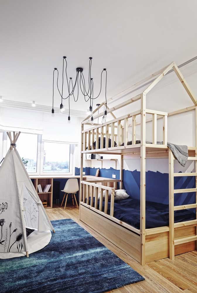 Beliche de madeira em formato de casinha para quarto infantil