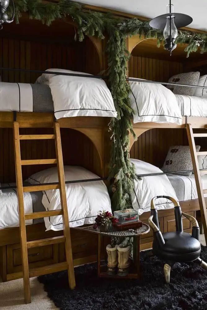 Beliche de madeira para quatro camas e decoração de selva