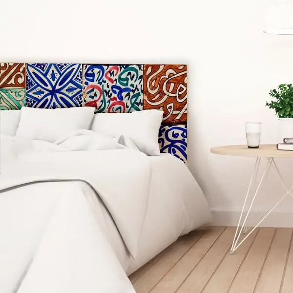 Cabeceira de cama feita com revestimento cerâmico colorido. Fonte: Pinterest