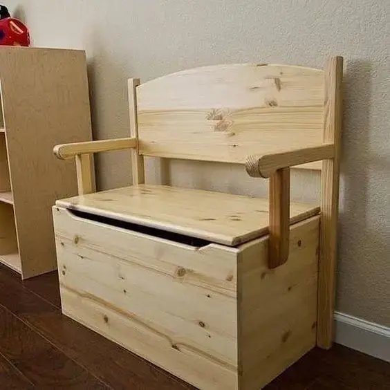 Cadeira com baú de madeira