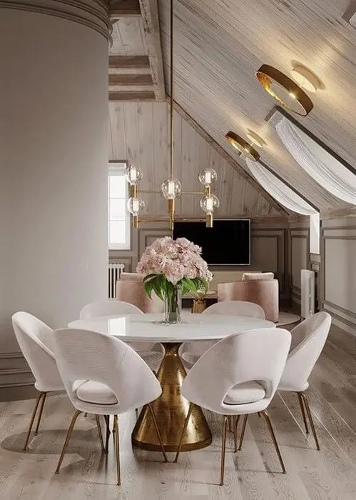 Cadeira retrô branca para mesa de jantar redonda com estrutura dourada