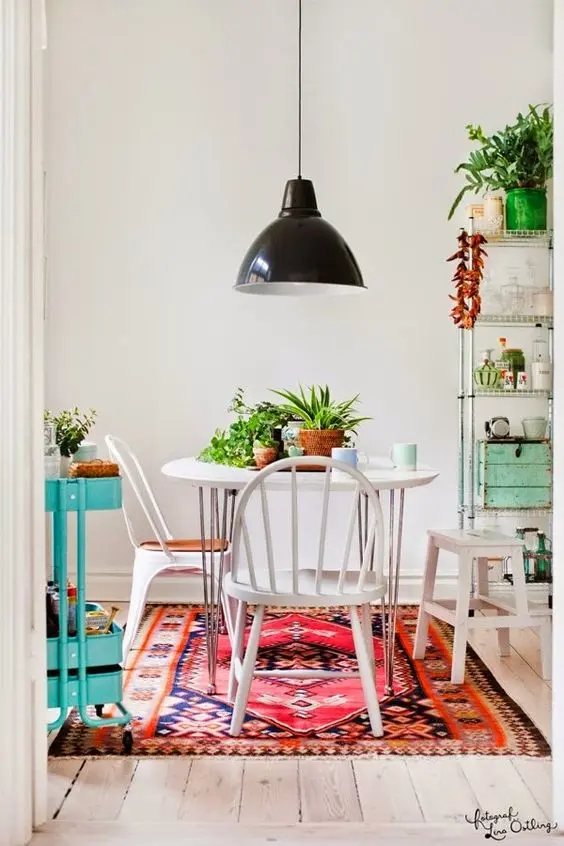 Cadeira retrô branca para sala de jantar com tapete colorido