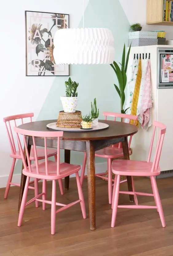 Cadeira retrô de madeira cor de rosa