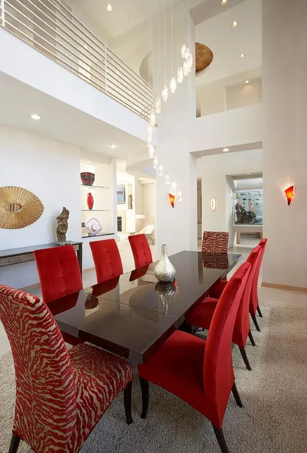Cadeira vermelha estofada para sala grande decorada com cores clássicas