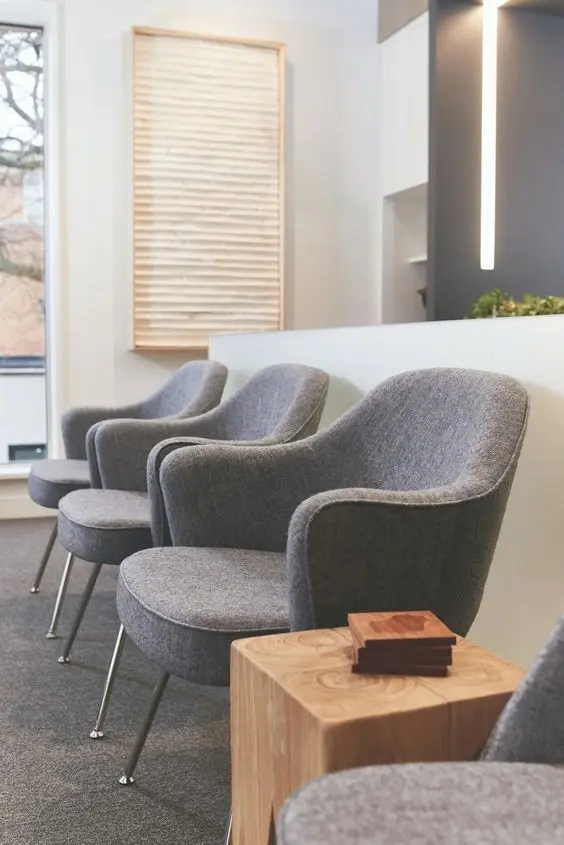 Cadeiras para sala de espera na cor cinza e confortáveis