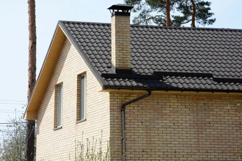 Casa com chaminé e telhado cinza