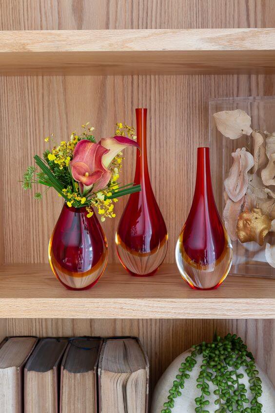Conjunto de vasos vermelhos para decorar a estante de casa
