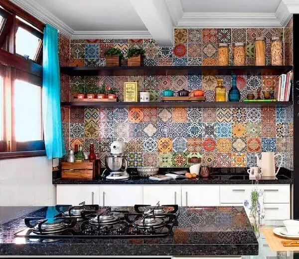 Cozinha alegre e colorida decorada com revestimento cerâmico de ladrilho hidráulico. Fonte: Pinterest