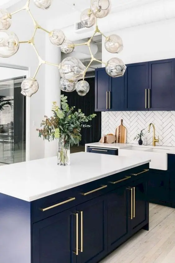  Cozinha azul com silestone branco e detalhes em dourado na decoração