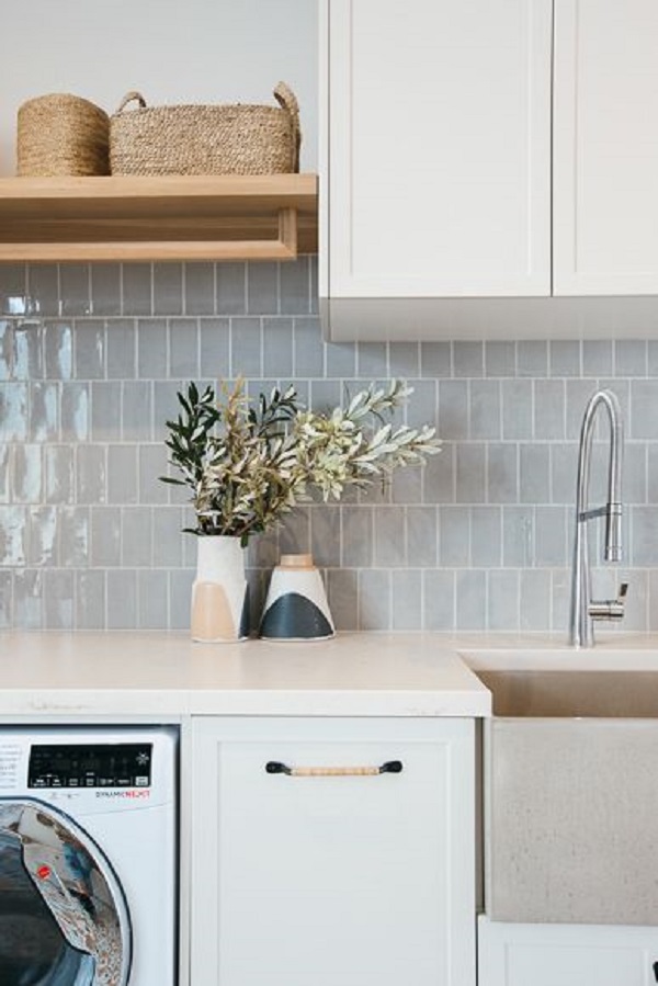 Cozinha com azulejo 3d e pedra silestone branco na bancada