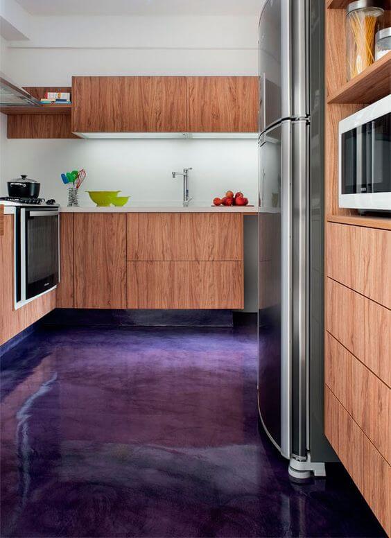 Cozinha com piso pintado de tinta epoxi roxo