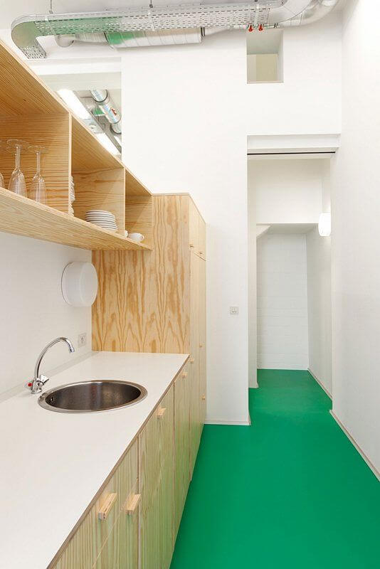 Cozinha com piso pintado verde