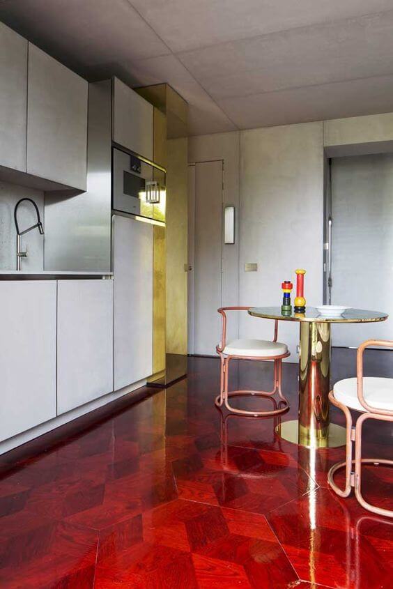 Cozinha com piso pintado vermelho