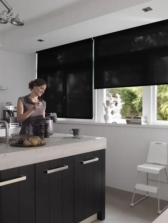 Cozinha moderna com persiana preta e móveis brancos
