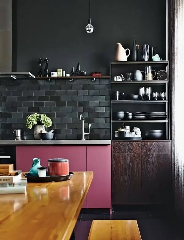 Cozinha moderna e sofisticada com revestimento cerâmico preto. Fonte: Pinterest