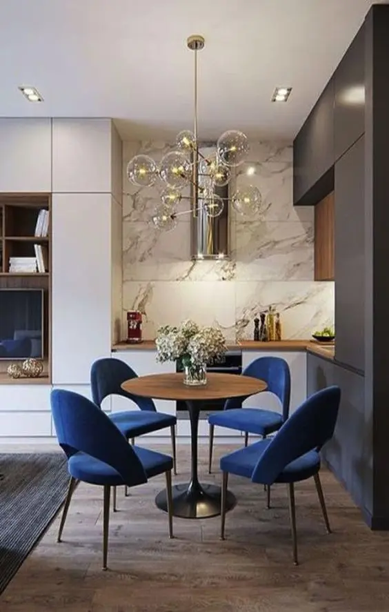 Cozinha pequena com cadeira retrô azul