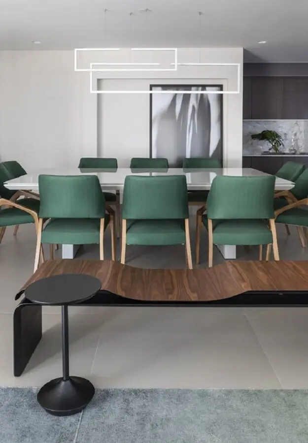Decoração clean com cadeira estofada verde para sala de jantar branca moderna  Foto Futurist Architecture