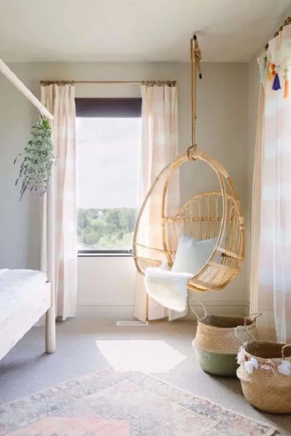 Decoração com cadeira de balanço suspensa para quarto simples  Foto One Kindesign