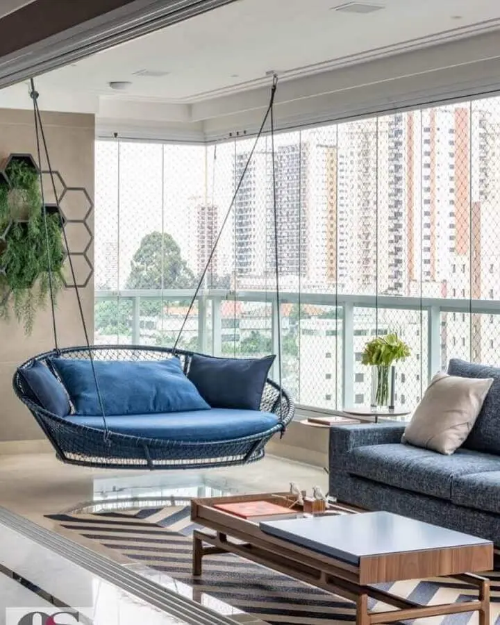 Decoração com cadeira de balanço suspensa para varanda de apartamento moderno Foto Pinterest