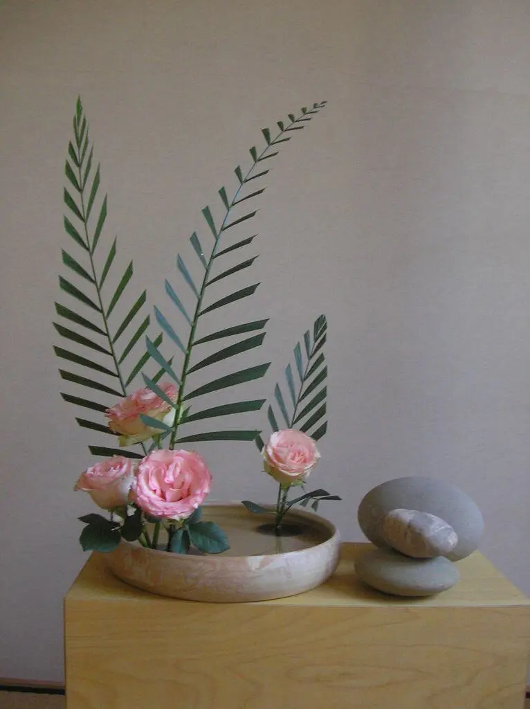 Decoração com ikebana verde e rosa