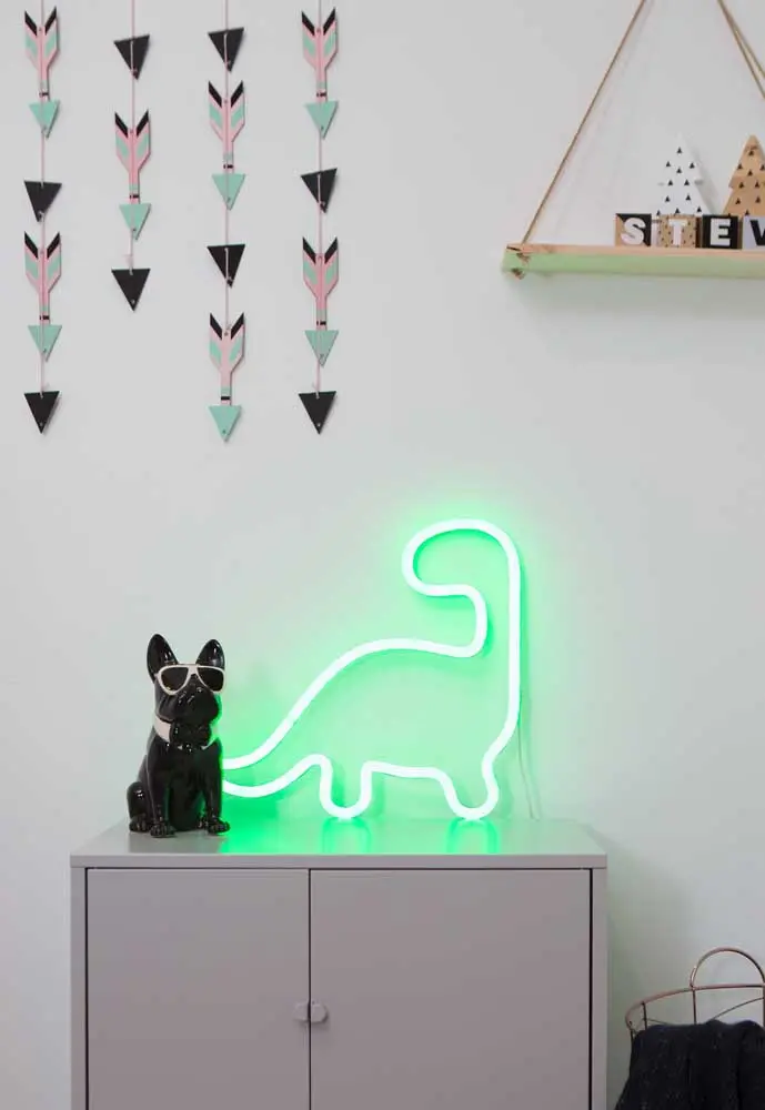 Decoração com luz neon verde em formato de dinossauro