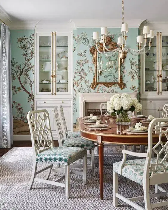 Decoração com papel de parede floral azul e mesa provençal