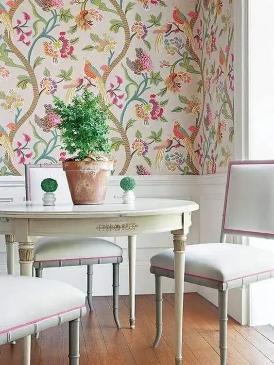 Decoração com papel de parede floral e mesa provençal