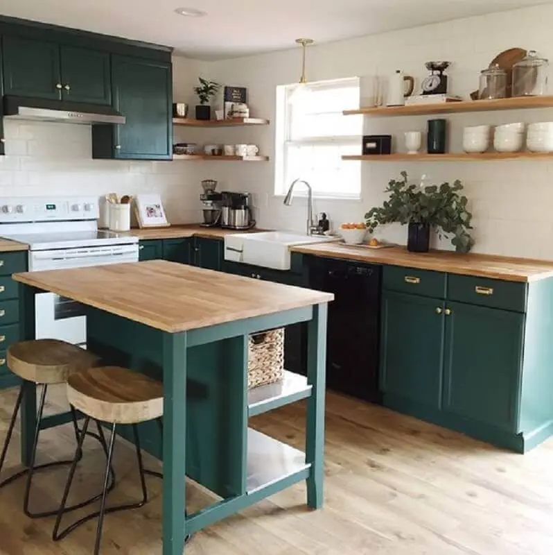 Decoração cor verde para cozinha planejada com bancada de madeira
