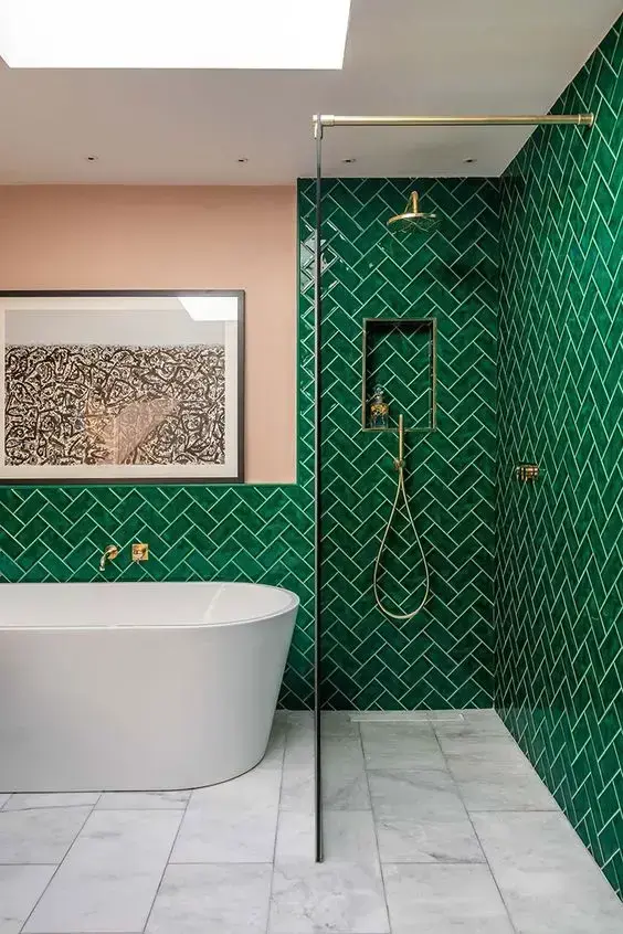 Decoração de banheiro com revestimento verde