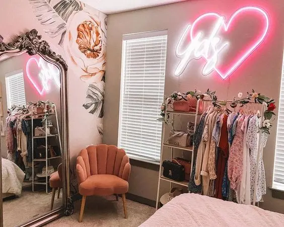 Decoração de closet luxuoso com luz neon cor de rosa