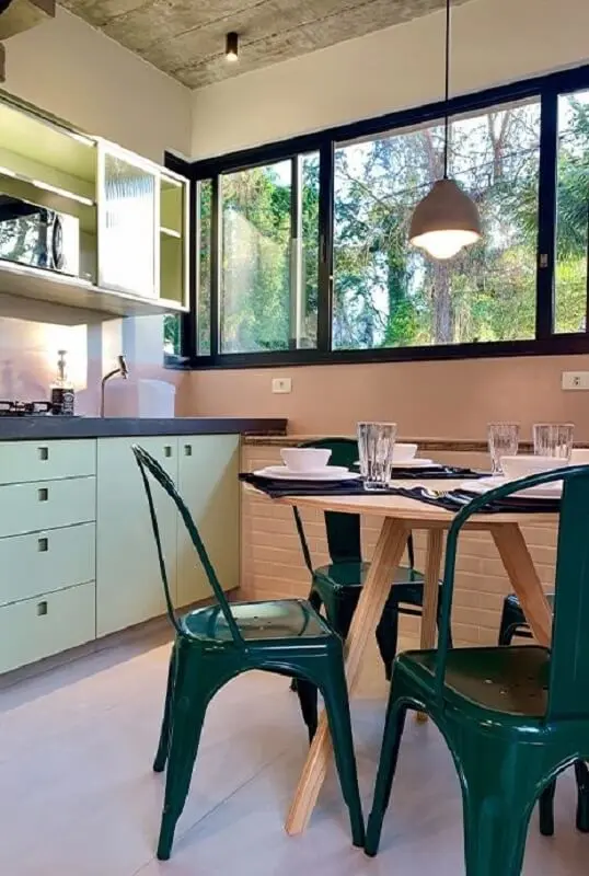 Decoração de cozinha com mesa redonda de madeira e cadeira verde escuro Foto Archtrends