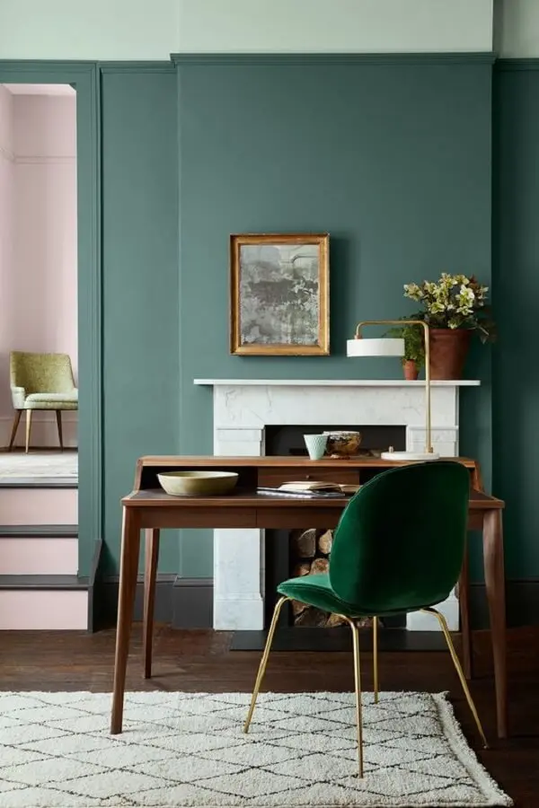 Decoração de home office com cadeira veludo verde para escrivaninha de madeira Foto Pinterest