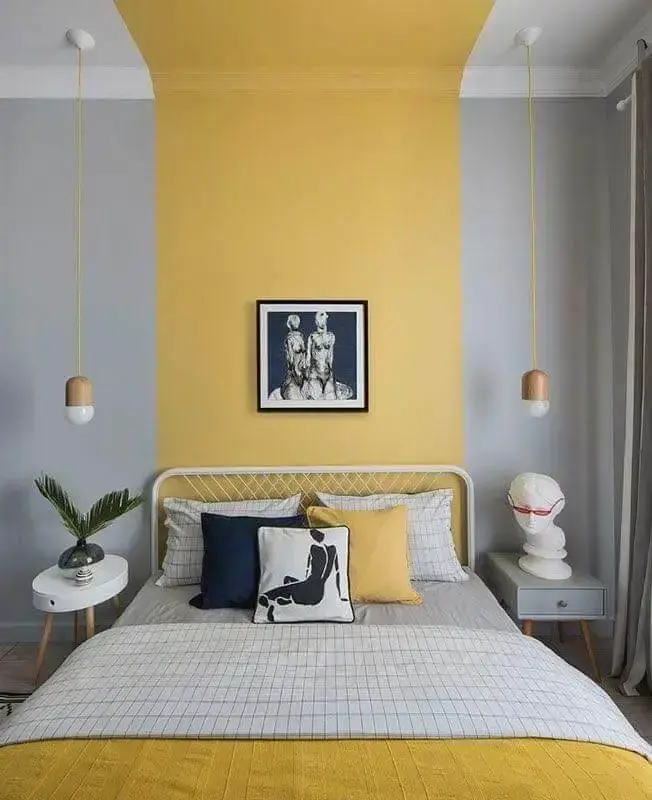 Decoração de quarto cinza e amarelo com cabeceira de ferro branca Foto habitissimo