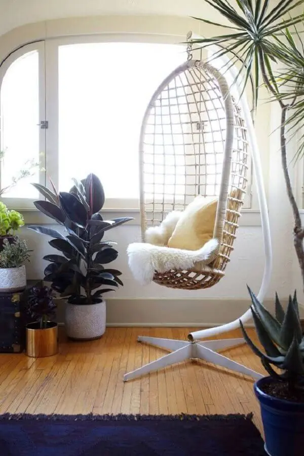 Decoração de sala com vasos de plantas e cadeira de balanço suspensa com suporte Foto Pinterest