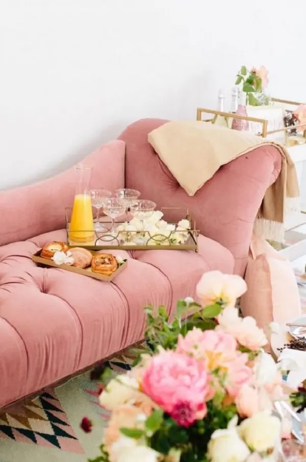 Decoração delicada e romântica com poltrona divã para sala. Fonte: Pinterest
