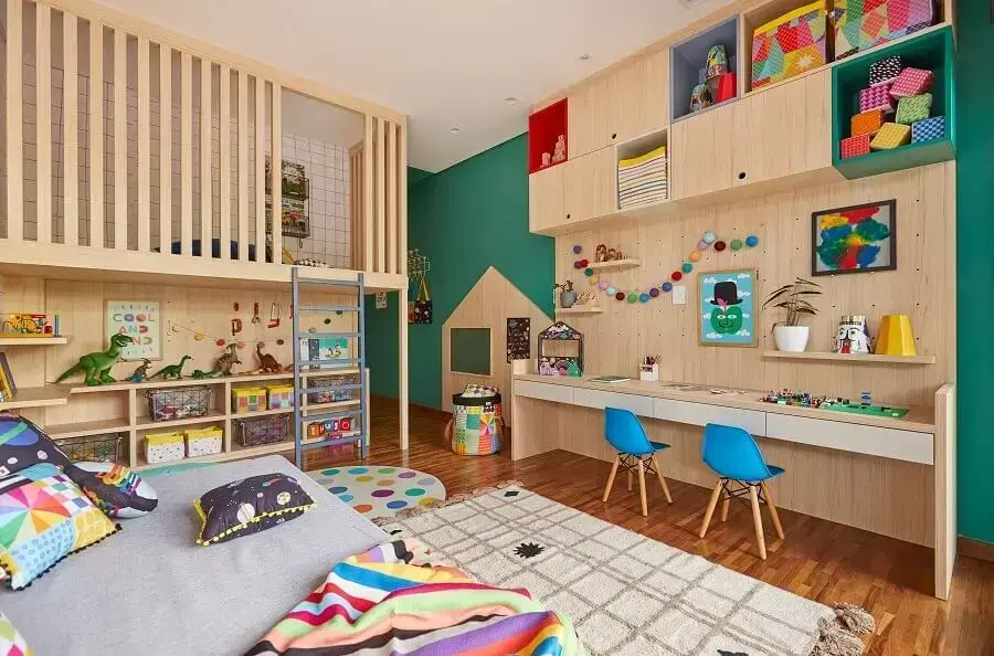 Decoração divertida para quarto infantil com móveis planejados para cantinho de estudos Foto MOOUI