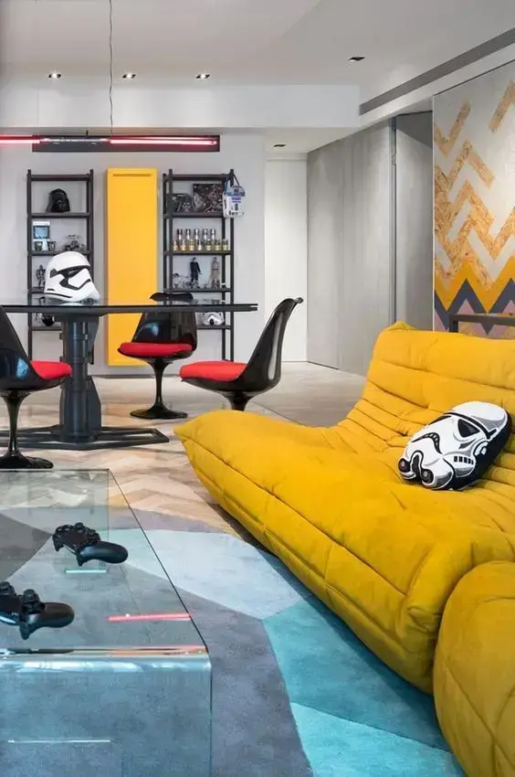 Decoração geek star wars com sofá amarelo e almofada de stormtroompers