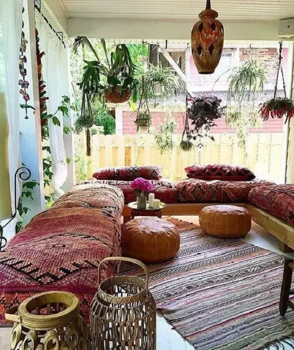 Decoração indiana traz conforto e harmonia para a varanda do imóvel. Fonte: Pinterest